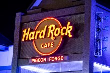 Designers of the space specified woven wire mesh to serve as a modern backdrop to the familiar Hard Rock Café logo featured on the exterior sign.