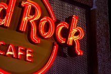 The S-15 pattern, situated behind the restaurant’s logo, features a wide flat wire that is crimped in continuous waves. The undulating stainless steel wire reflects the neon of the Hard Rock Café’s sign.