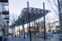 Banker Wire mesh forms a shade structure that serves as the centerpiece for the plaza, and meaningfully evokes Greenville’s history. 